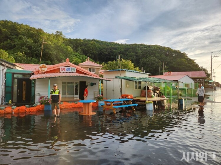 덕적도는 지난해 8월 해수면이 가장 높아지는 백중사리 시기에 도로는 물론 인근 주택 내부까지 물이 차올라 주민들이 큰 피해를 입었다.  사진은 당시 피해 모습/ 옹진군청