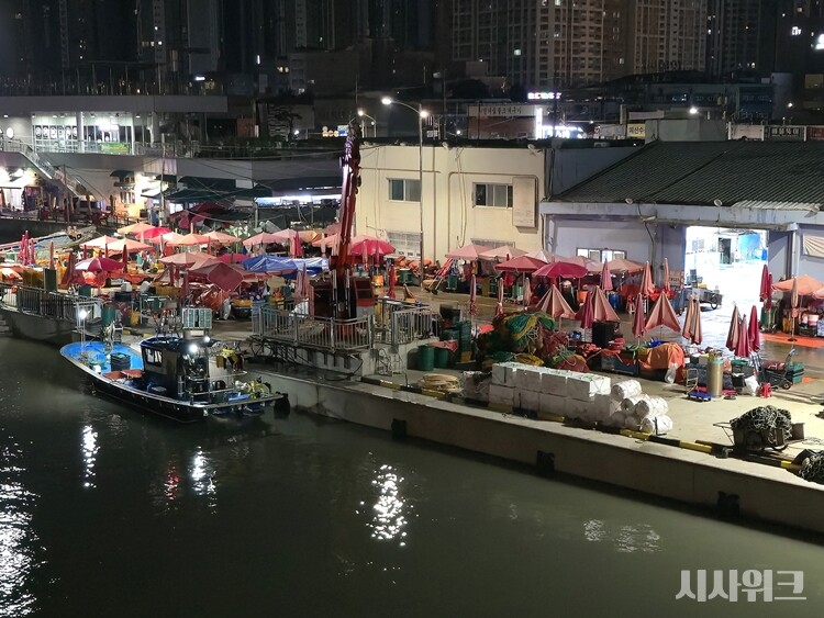 인천시 소래포구는 지난해 백중사리 때 대규모 침수 피해를 입었다. 올해는 해수 범람을 막기 위한 공사가 진행되면서 침수 피해를 입지 않았다. 사진은 지난 9월 9일 만조 때, 새벽 소래포구 모습. / 시사위크