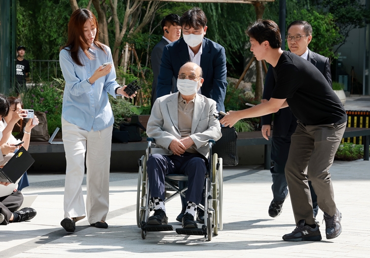 서희건설의 이봉관 회장과 김원철 대표가 국회 국토교통위원회 국정감사 증인으로 채택됐다. / 뉴시스
