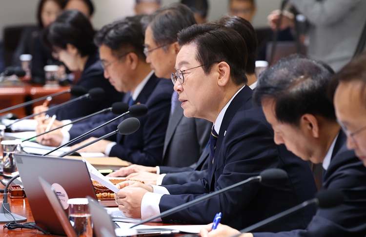 이재명 대통령이 30일 서울 용산 대통령실 청사에서 열린 제44회 국무회의에서 발언하고 있다. (대통령실통신사진기자단) / 뉴시스 