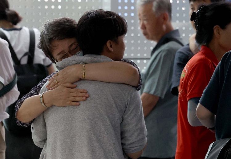 미국 이민당국에 의해 조지아주에 구금됐던 한국인 근로자들이 지난 9월 12일 인천국제공항 제2여객터미널을 통해 귀국한 뒤 주차장에서 가족과 만나고 있다. (공동취재) / 뉴시스
