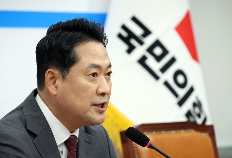 장동혁 국민의힘 대표가 30일 서울 여의도 국회에서 국정자원 화재로 인한 소상공인 피해 대책 마련 촉구 입장 발표를 하고 있다. / 뉴시스