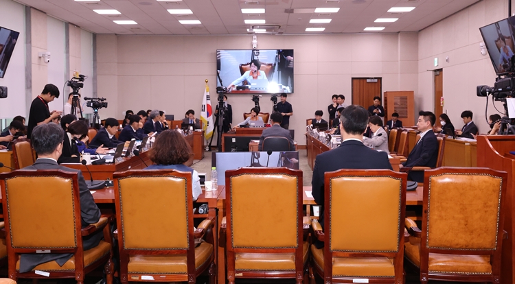 30일 오후 국회 법제사법위원회에서 열린 조희대 대법원장 대선개입 의혹 관련 긴급현안 청문회가 조 대법원장 없이 진행되고 있다. / 뉴시스