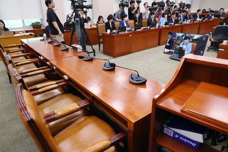 30일 오후 국회 법제사법위원회는 조희대 대법원장에 대한 ‘대선 개입 의혹’ 청문회를 실시했지만, 조 대법원장 등 청문회 핵심 증인이 불출석하면서 사실상 ‘맹탕 청문회’가 됐다. 사진은 이날 오후 법사위에서 증인석이 비어있는 모습. / 뉴시스