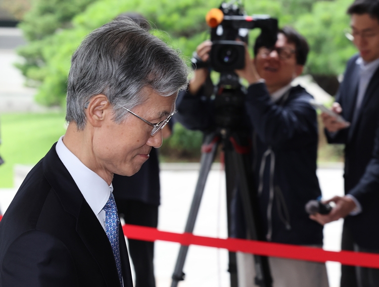국회 법제사법위원회는 내달 15일 대법원을 방문해 현장 국정감사를 진행하기로 했다. 사진은 조 대법원장이 30일 오전 서울 서초구 대법원으로 출근하고 있는 모습. / 뉴시스