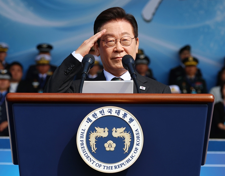 이재명 대통령이 1일 충남 계룡대에서 열린 건군 77주년 국군의 날 기념식에서 거수경례하고 있다. / 뉴시스