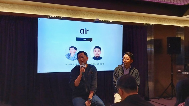 1일 SKT는 서울 성동구에 위치한 T팩토리 성수에서 기자간담회를 열고 자급제 전용 요금제 에어를 선보였다. 사진은 (왼쪽부터) 이윤행 에어 기획팀장, 정준영 에어 서비스팀장이 기자간담회에 참석한 모습. / 조윤찬 기자