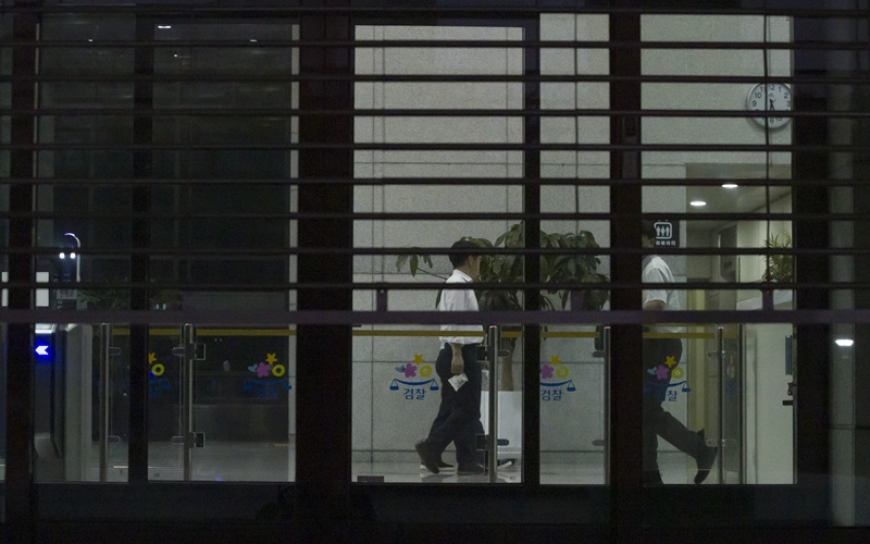 검찰청 폐지와 기획재정부 분리 등을 골자로 하는 정부조직법 개정안이 통과한 지난달 30일 오후 서울 서초구 대검찰청에서 닫힌 문 사이로 직원들이 오가고 있다. / 뉴시스