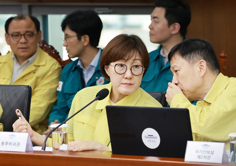 김현지 대통령실 제1부속실장의 국정감사 출석 여부가 정치권의 화두로 떠오른 모습이다. 사진은 김 실장(당시 총무비서관)과 임웅순 국가안보실 제2차장이 지난 8월 21일 용산 대통령실 청사에서 열린 제8차 수석·보좌관 회의에서 대화하고 있는 모습. / 뉴시스