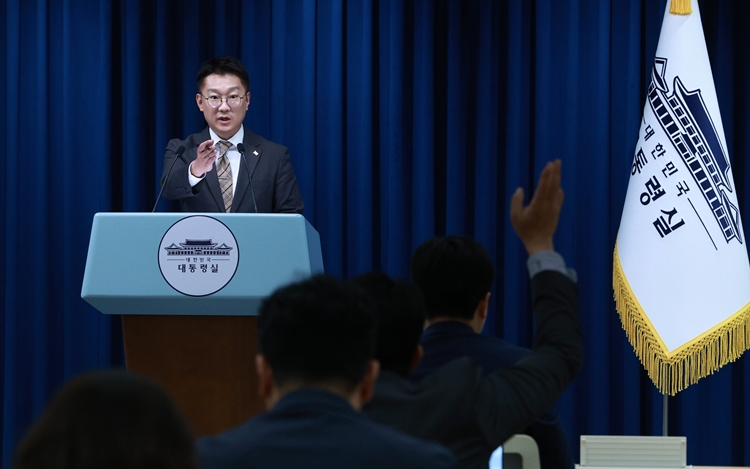 대통령실은 김현지 제1부속실장의 국정감사 출석 여부에 대해 ‘국회 결정’을 강조했다. 사진은 김남준 대통령실 대변인이 지난달 30일 용산 대통령실 청사에서 제44회 국무회의 관련 브리핑을 마치고 출입기자 질문을 받고 있는 모습. / 뉴시스