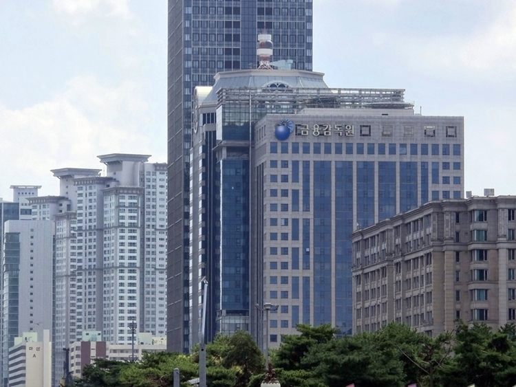 금융감독원은 2일 ‘노인의 날’을 맞아 은행권과 공동으로 고령층 대상 집중 교육기간을 운영한다고 밝혔다. / 시사위크