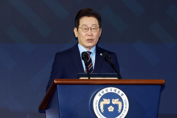 이재명 대통령이 2일 서울 광진구 그랜드워커힐서울 호텔에서 열린 제19회 세계 한인의 날 기념식에서 기념사를 하고 있다. / 뉴시스