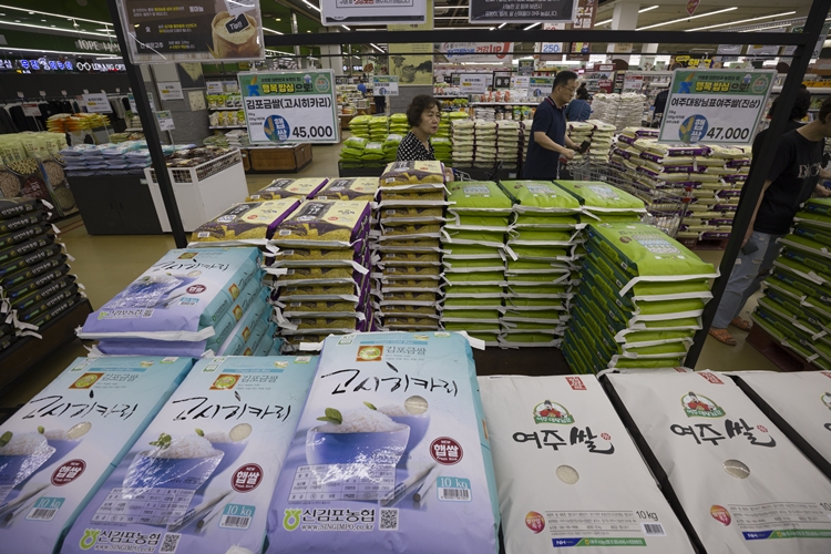 2일 서울 시내의 한 대형마트에 쌀이 진열돼 있다. 국가데이터처가 발표한 '9월 소비자물가동향'에 따르면 지난달 소비자물가지수는 117.06(2020=100)로 전년 동월 대비 2.1% 상승했다. 쌀값 상승에 찹쌀 46.1%, 쌀 15.9% 등 물가 상승률이 컸다. / 뉴시스