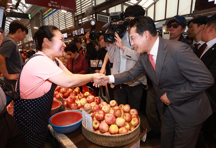 장동혁 국민의힘 대표가 2일 서울 경동시장을 찾아 상인들과 인사를 나누고 있다. / 뉴시스
