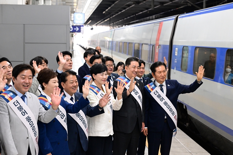 더불어민주당은 2일 최고위원회의에서 검찰과 사법부를 향한 비판을 쏟아냈다. 사진은 정청래 대표와 김병기 원내대표를 비롯한 의원들이 이날 서울 용산구 용산역에서 추석 귀성객에게 인사를 하고 있는 모습. / 뉴시스