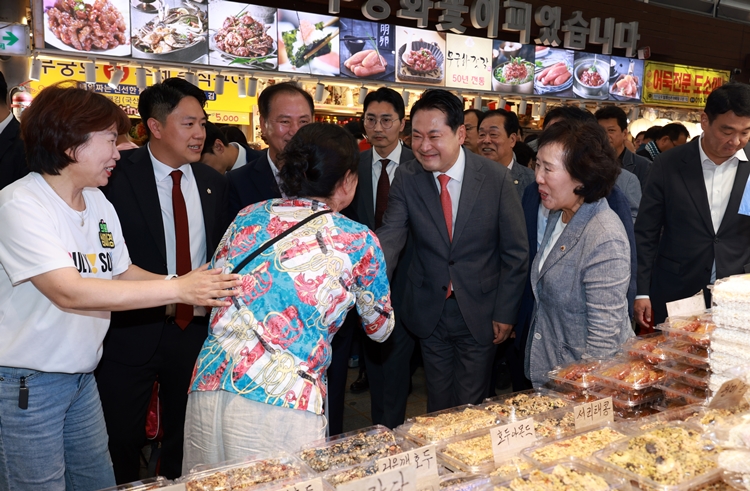 국민의힘은 추석 연휴를 하루 앞둔 2일, 이재명 정부를 향한 비판 수위를 높였다. 사진은 장동혁 대표가 이날 서울 경동시장을 찾아 상인들과 인사를 나누고 있는 모습. / 뉴시스