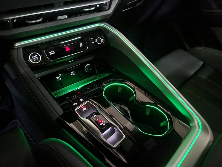 아우디 Q5 40 TDI 콰트로 S-라인 블랙 에디션 기어레버 및 컵홀더 주변은 야간에 앰비언트 라이트가 점등돼 감성적인 부분에서 만족도를 높여준다. / 사진=제갈민 기자