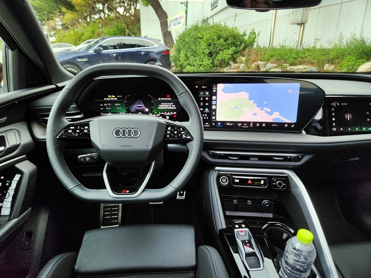 아우디 Q5 40 TDI 콰트로 S-라인 블랙 에디션 실내 1열. / 사진=제갈민 기자