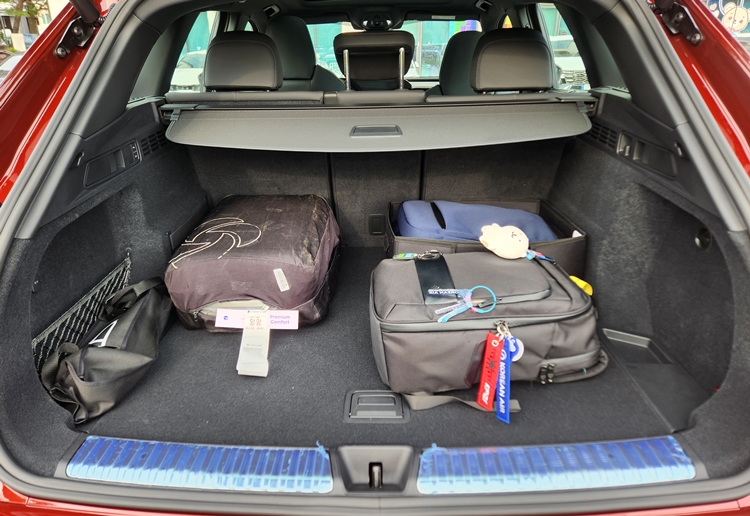 아우디 Q5 트렁크에는 가방 5개 정도를 2단으로 쌓을 수 있을 것으로 보인다. / 사진=제갈민 기자