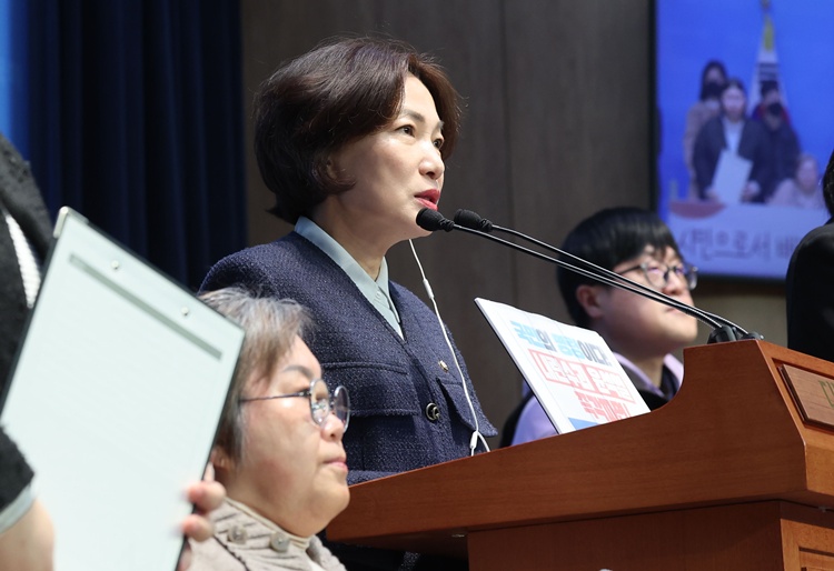사진은 서미화 더불어민주당 의원이 지난 3월 25일 오전 서울 여의도 국회 소통관에서 열린 발달장애인 참정권 보장을 위한 공직선거법 일부개정안 발의 기자회견에서 발언하고 있는 모습. / 뉴시스 