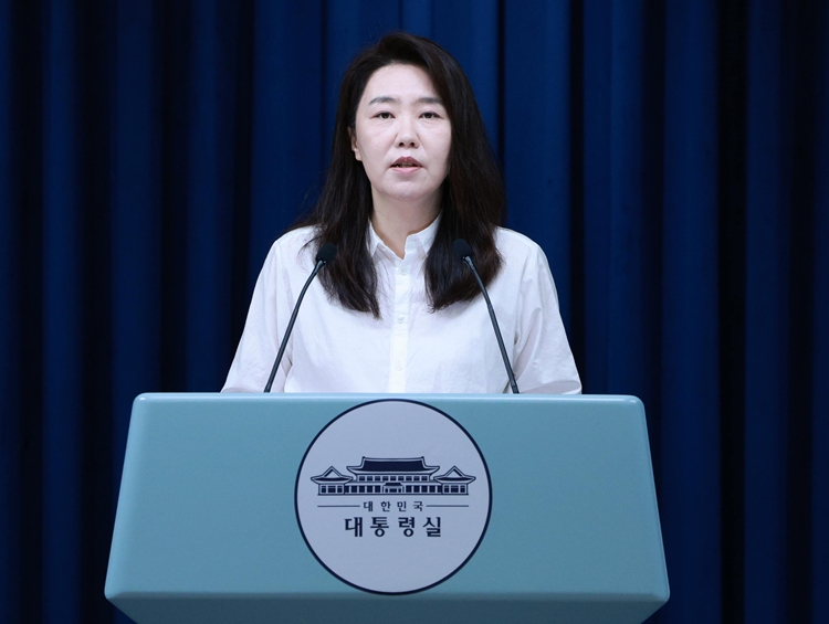 강유정 대변인이 9일 서울 용산 대통령실 청사에서 우리 국민이 탑승한 선박이 이스라엘군에 나포된 상항과 관련 브리핑을 하고 있다. / 뉴시스
