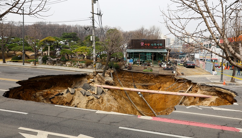 올해 3월 24일 서울 강동구 명일초등학교 인근 도로에서 발생한 싱크홀(땅 꺼짐) 사고가 발생했다. 사진은 현장의 모습이다. / 뉴시스