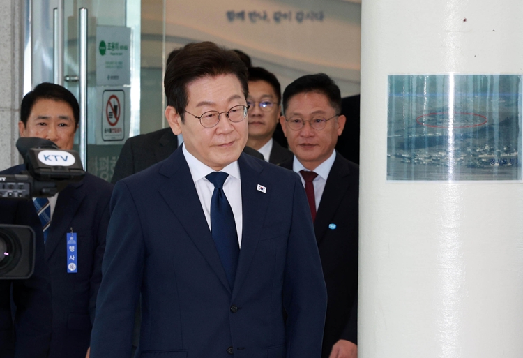 이재명 대통령이 지난 3일 인천 강화군 강화평화전망대에서 실향민 및 가족과 간담회를 하기 위해 입장하고 있다. / 뉴시스