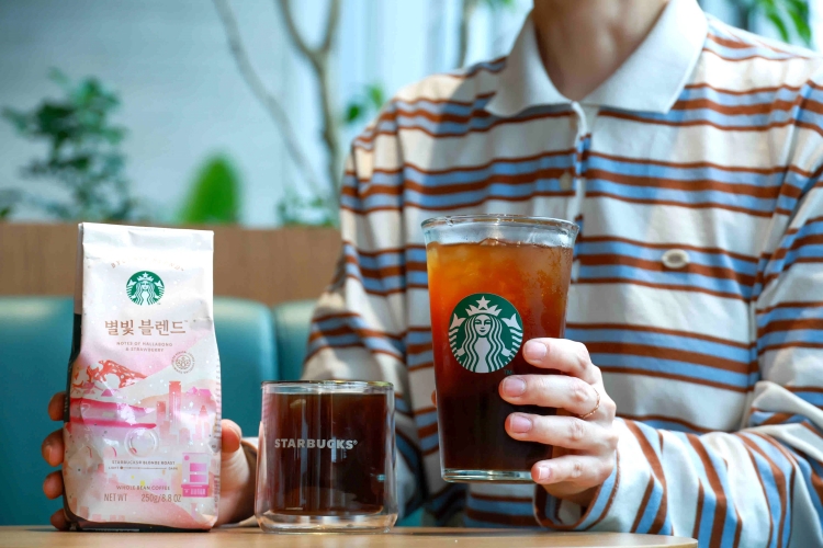 스타벅스 코리아가 개점 26주년을 맞아 원두 ‘별빛 블렌드’를 출시한다. / 스타벅스 코리아