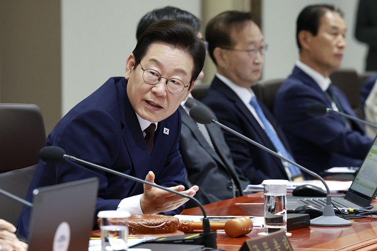 이재명 대통령이 14일 서울 용산 대통령실 청사에서 열린 국무회의에서 발언하고 있다. / 뉴시스