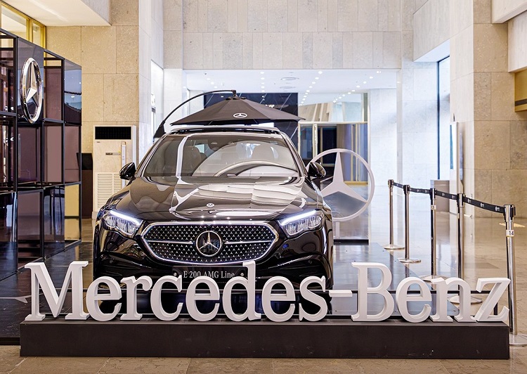 메르세데스-벤츠 공식 딜러 한성모터스가 롯데백화점 부산본점 1층에 벤츠 E200 AMG 라인 특별 팝업 전시를 진행한다. / 한성모터스