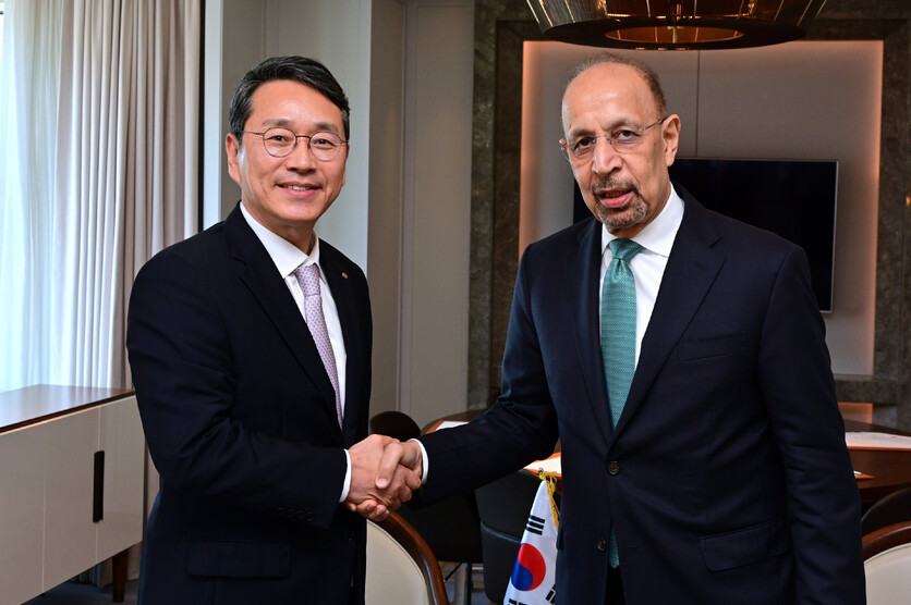 LG전자는 ‘냉난방공조(HVAC)’ 부문 경쟁력 강화로 돌파하겠다는 의지도 내비치고 있다. 지난달 26일에는 사우디아라비아 네옴시티 내 건설 중인 AI데이터센터의 냉각 솔루션 공급을 위한 논의도 진행됐다. LG전자 조주완 CEO와  사우디아라비아 칼리드 알팔리(H.E. Khalid AlFalih) 투자부 장관이 참여한 이번 협의는 향후 네옴시티 건설의 중요한 변곡점이 될 것으로 예상된다./ LG전자