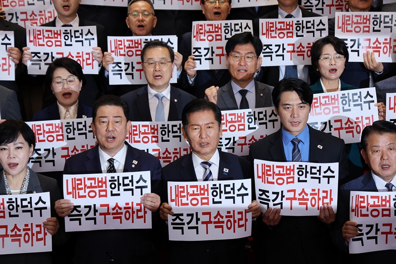 정청래 더불어민주당 대표(가운데)와 김병기 원내대표 등 의원들이 14일 오전 서울 여의도 국회 로텐더홀에서 한덕수 전 국무총리 등 국무위원 내란 공모 기자회견을 열고 구호를 외치고 있다. / 뉴시스