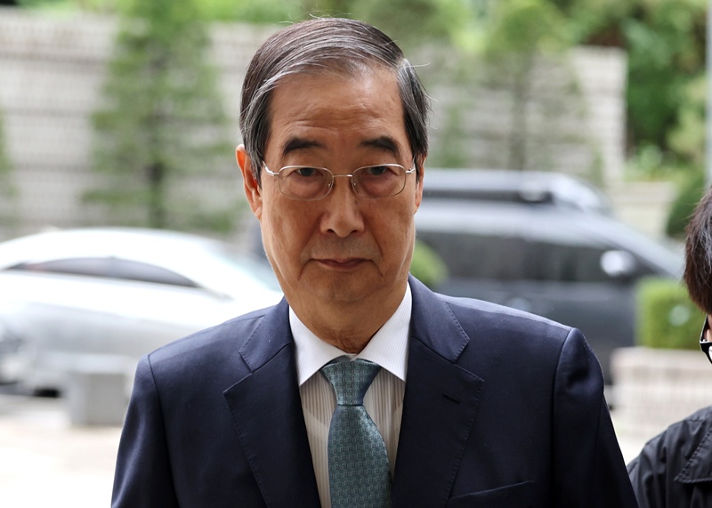 한덕수 전 국무총리가 13일 오전 서울 서초구 서울중앙지방법원에서 열린 내란 우두머리 방조, 위증, 허위공문서 작성 및 행사 등 혐의 사건 2차 공판에 출석하고 있다. (공동취재) / 뉴시스