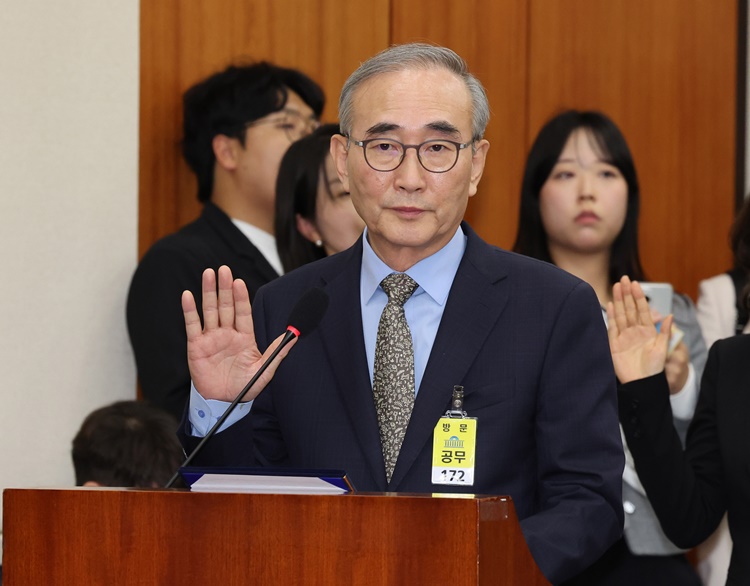 14일 김영섭 KT 대표(사진)는 국회 정무위원회 국정감사에 증인으로 출석해 무단 휴대폰 소액결제 관련 미흡한 대응에 대해 사과했다. / 뉴시스