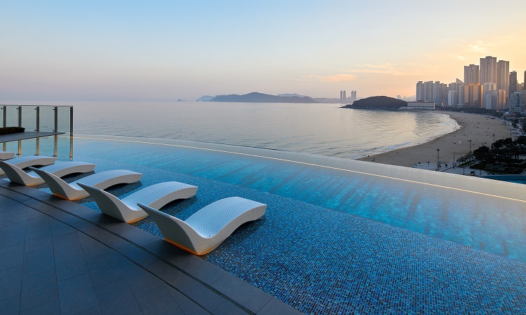 시그니엘 부산이 지난해에 이어 올해도 WTA 선정 ‘2025 아시아 최고의 해변 호텔’에 이름을 올렸다. 사진은 시그니엘 부산 야외수영장 및 해운대 해변. / 롯데호텔앤리조트