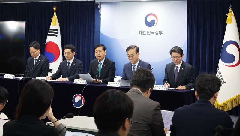 구윤철 경제부총리 겸 기획재정부 장관이 15일 오전 서울 종로구 정부서울청사에서 주택시장 안정화 대책 발표를 하고 있다. 왼쪽부터 임광현 국세청장, 윤창렬 국무조정실장, 구윤철 부총리, 김윤덕 국토교통부 장관, 이억원 금융위원장. / 뉴시스