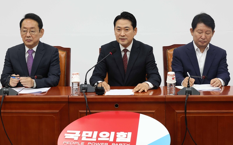 장동혁 국민의힘 대표가 15일 오전 서울 여의도 국회에서 열린 '정부의 주택시장 안정화 대책' 관련 기자간담회에서 입장 발표를 하고 있다. / 뉴시스