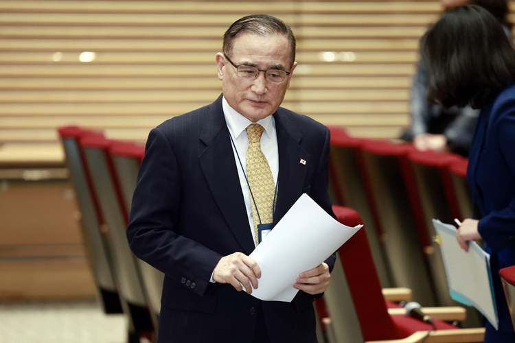 위성락 국가안보실장이 15일 서울 용산 대통령실 청사에서 캄보디아 사태에 대한 정부의 대응 현황 관련 브리핑을 하기 위해 입장하고 있다. / 뉴시스