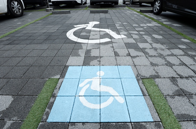 장애인의 이동권을 보장하기 위해 마련된 장애인전용주차구역 내 주차를 위해 각 지자체에서 발급하는 장애인복지법상 ‘장애인사용자동차 등 표지’를 위조 또는 변조해 사용하다 적발되는 사례가 해마다 늘고 있는 것으로 파악됐다. / 뉴시스