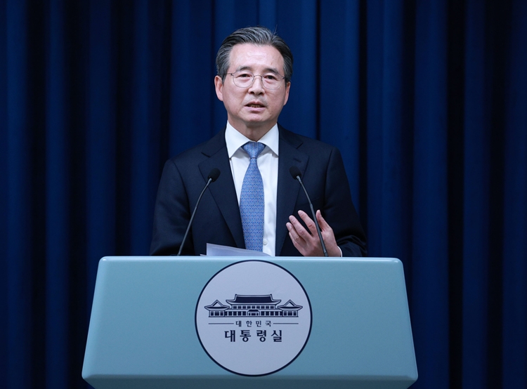 김용범 정책실장이 지난 1일 서울 용산 대통령실 청사에서 샘 알트만 오픈AI CEO 접견 관련 브리핑을 하고 있다. / 뉴시스