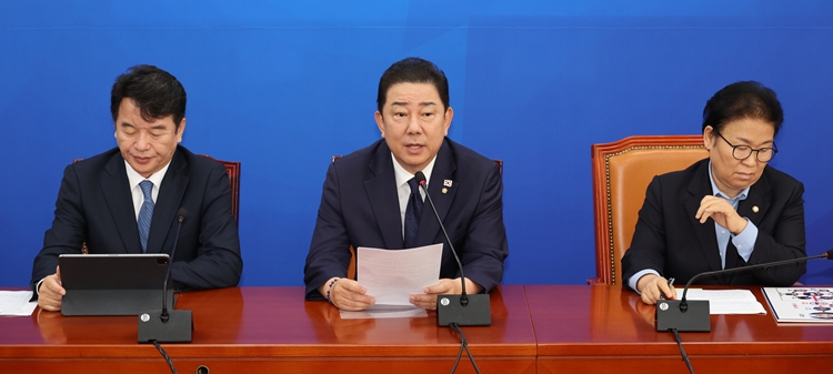 더불어민주당이 정부의 10·15 부동산 대책에 대해 “투기 수요를 막은 것”, “고육지책” 등의 평가를 내놓으며 힘 싣기에 나섰다. 사진은 김병기 원내대표가 16일 국회에서 열린 국정감사대책회의에서 발언을 하고 있는 모습. / 뉴시스