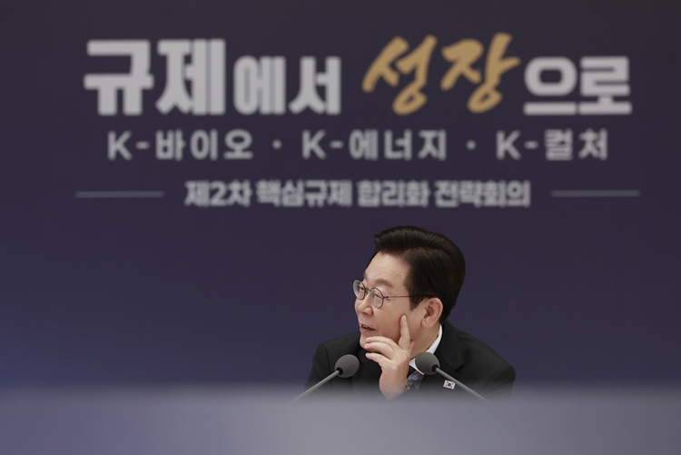 이재명 대통령이 16일 서울 용산 대통령실 청사에서 열린 제2차 핵심규제 합리화 전략회의에서 참석자 발언을 듣고 있다. / 뉴시스