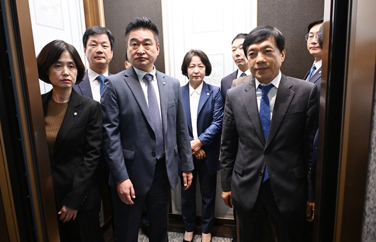 국회 법제사법위원회가 두 차례에 걸쳐 대법원에 대한 국정감사(국감)를 마친 가운데, 더불어민주당 법사위원들이 대법원 추가 국감을 요구하고 있다. 사진은 추미애 법사위원장을 비롯한 민주당과 조국혁신당 의원들이 지난 15일 대법원에서 열린 대법원 법원행정처에 대한 국감에서 이재명 대통령의 공직선거법위반 사건 파기환송 과정 현장 검증을 하기 위해 이동하고 있는 모습. / 뉴시스