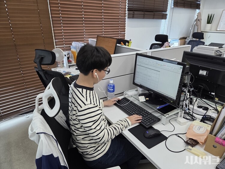 종로구 시각장애인 취업역량강화센터에서 시각장애인 당사자 최인호(26) 씨가 센스리더를 통해 문자를 음성으로 인식하며 업무를 하고 있는 모습이다. / 사진=이민지 기자