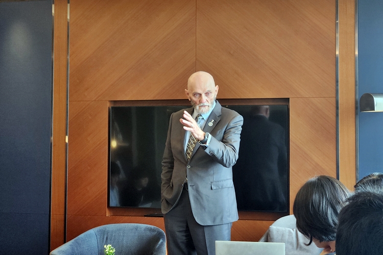 국제항공사건을 전문으로 다루는 미국 로펌인 허만 로그룹이 지난해 무안공항에서 발생한 제주항공 사고와 관련해 보잉사를 상대로 미국 법원에 소를 제기했다. 사진은 무안공항 참사 유가족 소송 대리인 찰스 허만 변호사. / 제갈민 기자