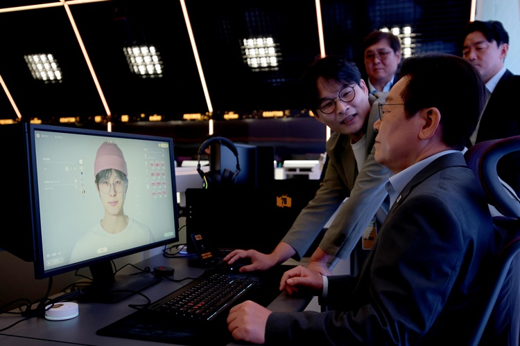  이재명 대통령이 게임업계를 만나 문화 콘텐츠산업으로서 힘을 실었다. 사진은 이재명 대통령이 15일 서울 성동구 펍지 성수에서 열린 K-게임 현장 간담회에서 크래프톤 신작 게임 인조이를 체험하고 있는 모습. / 뉴시스