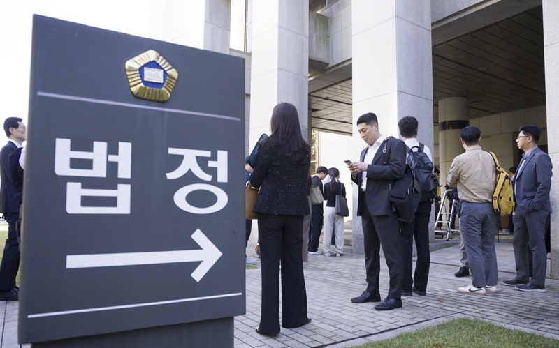 법조계에서는 이번 판결을 두고 불법 자금의 법적 평가와 재산분할 기준을 새로 정립했다는 점에서도 의미가 있다고 평가했다. 사진은 최태원 SK그룹 회장과 노소영 아트센터 나비 관장 간 이혼소송 상고심 선고공판이 열린 16일 서울 서초구 대법원 법정 앞이 대기하는 취재진과 방청객들로 붐비고 있는 모습이다. / 뉴시스