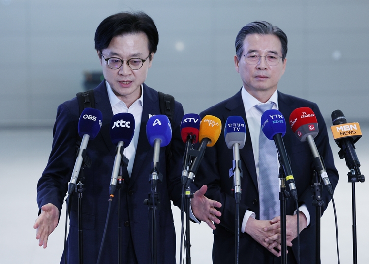 김정관 산업통상부 장관이 한미 관세 협상 후속 협의를 위해 16일 인천국제공항 제2터미널에서 워싱턴 D.C.로 출국하기 앞서 취재진의 질문에 답하고 있다. 오른쪽은 김용범 대통령실 정책실장. / 뉴시스