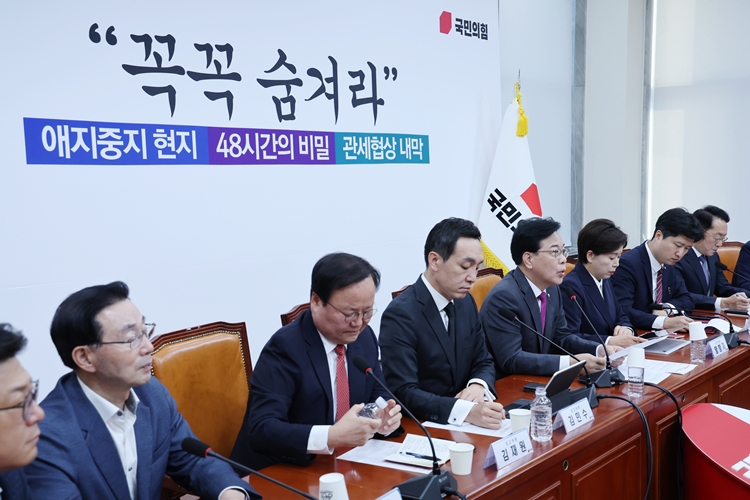 국민의힘은 김현지 대통령실 제1부속실장에 대한 의혹을 연일 제기하며 국정감사 출석을 압박하고 있다. 사진은 송언석 원내대표가 16일 국회에서 열린 최고위원회의에서 발언하고 있는 모습. / 뉴시스