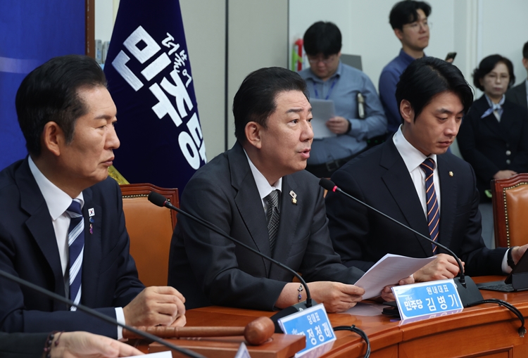 김병기 더불어민주당 원내대표가 17일 국회에서 열린 최고위원회의에서 발언하고 있다. / 뉴시스